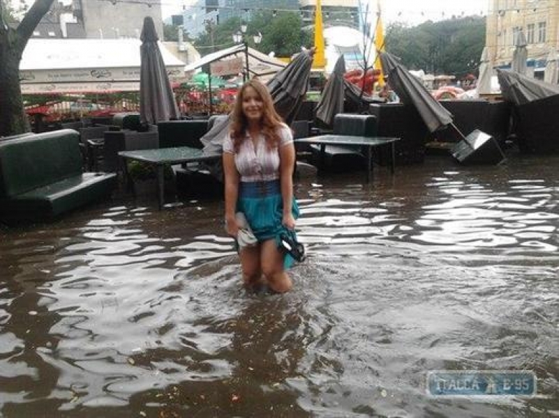 Улица Дерибасовская в Одессе затоплена и превратилась в реку (фото)