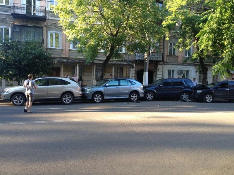 Четыре элитных джипа столкнулись в центре Одессы (фото)