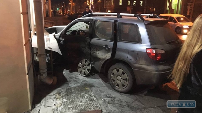 Три автомобиля столкнулись в центре Одессы, один из них врезался в здание