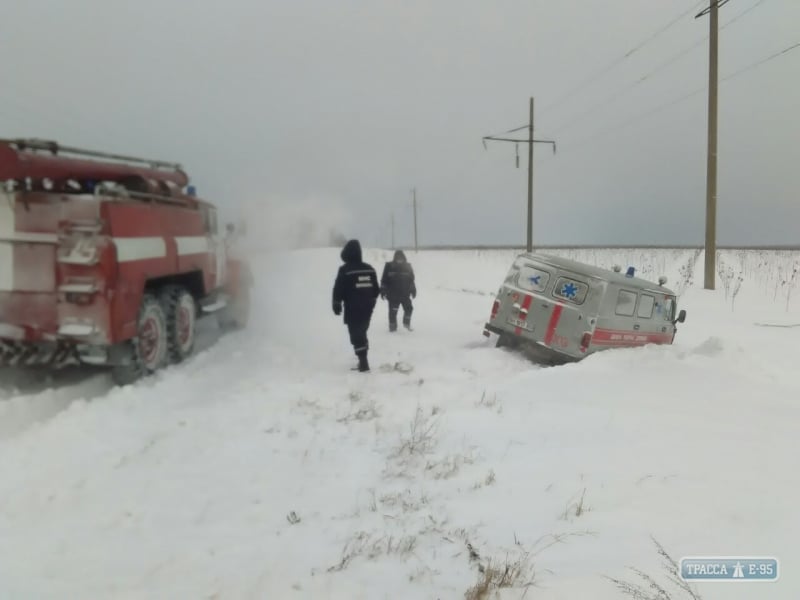 Спасатели в Одесской области вытащили автомобиль с рожавшей женщиной, застрявший из-за гололеда