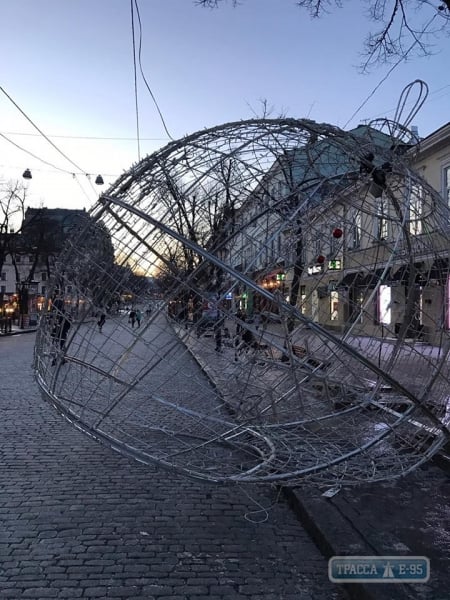 Неизвестные снова повредили светящийся шар на Дерибасовской в Одессе (фото)