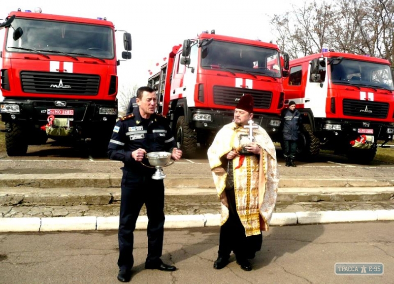 Одесские спасатели торжественно освятили новую спецтехнику (фото)