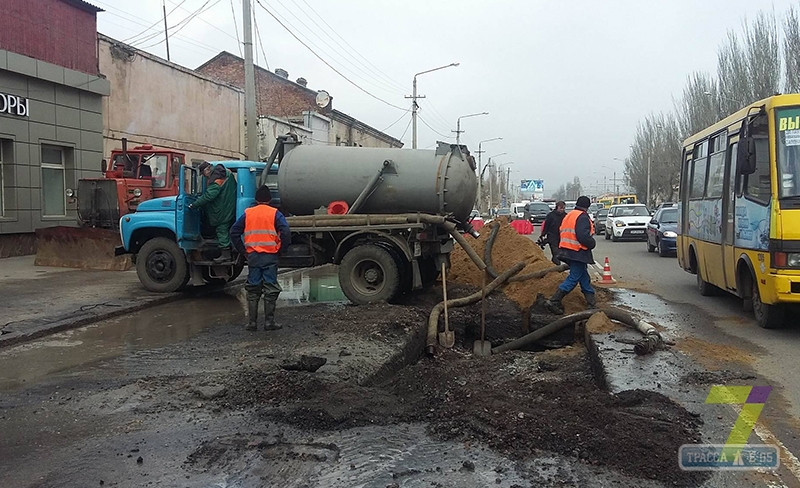 Огромная пробка образовалась на Пересыпи в Одессе из-за прорыва водопровода (фото)