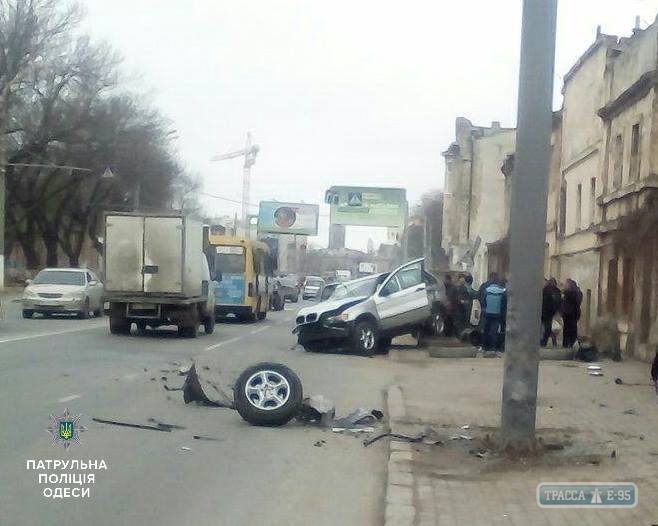 Внедорожник снес столб на Водопроводной в Одессе. Водитель скрылся (фото)