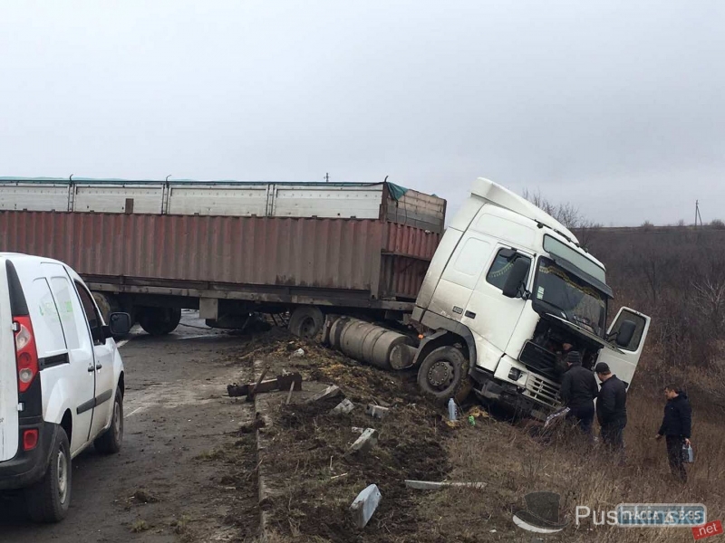 Фура съехала в кювет на трассе Одесса - Киев в Ширяевском районе (фото)