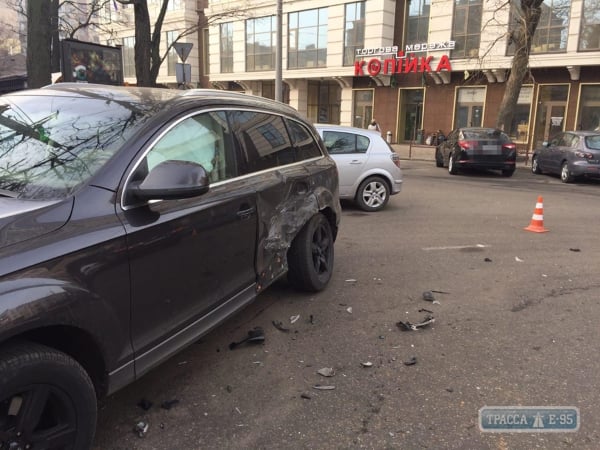 Пьяный водитель побил три автомобиля в центре Одессы. Пострадал ребенок (фото)