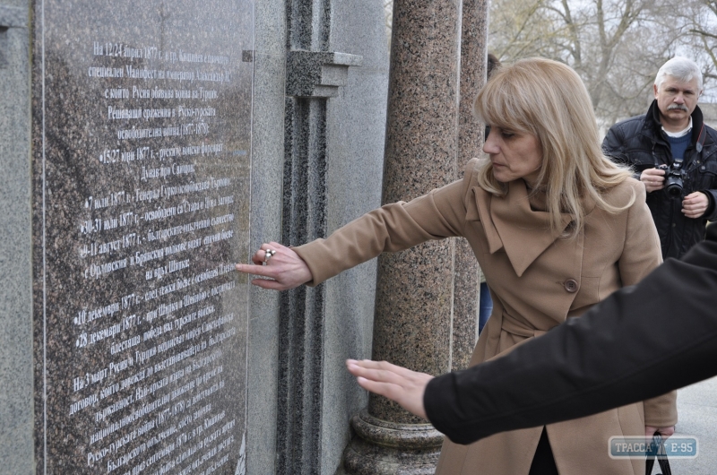 В Болграде восстановили надписи на поврежденном вандалами памятнике