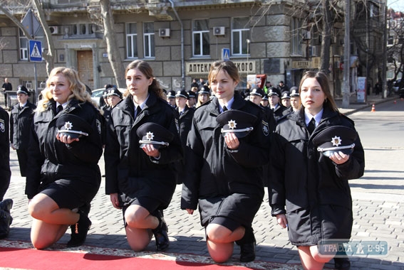 В центре Одессы молодые юноши и девушки стали полицейскими под 