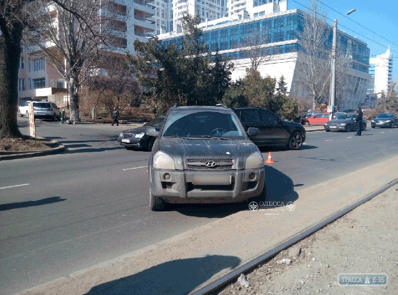 Автомобиль без водителя выкатился на проезжую часть в одесской Аркадии (фото)