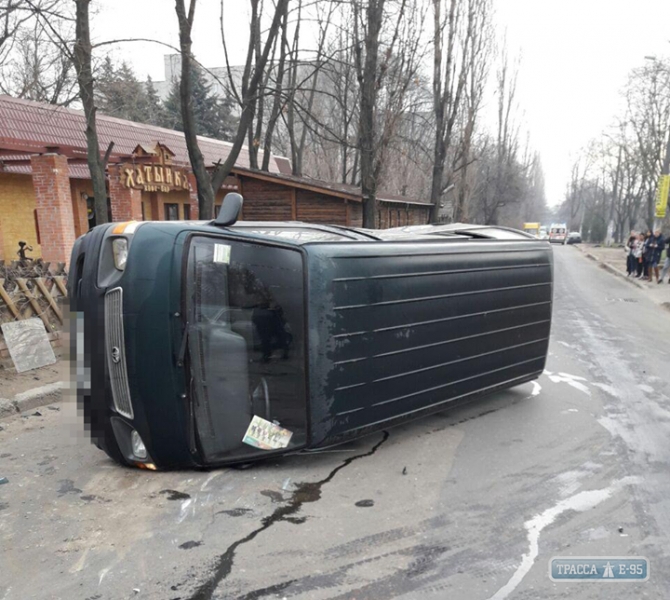 Микроавтобус перевернулся в результате ДТП на Слободке в Одессе (фото)