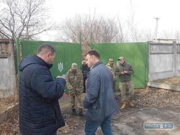 Скандал в Кодыме: бывшая фирма мэра попыталась вывезти стройматериалы с территории воинской части