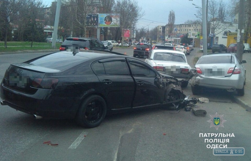 Четыре автомобиля столкнулись в Одессе: двое пострадавших