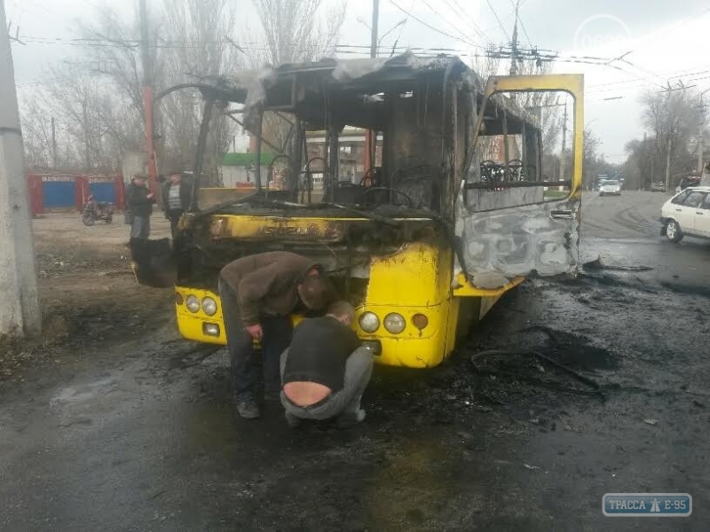 В Одессе на ходу загорелась маршрутка с пассажирами 