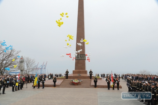 Одесские школьники заступили на Вахту памяти на Аллее Славы