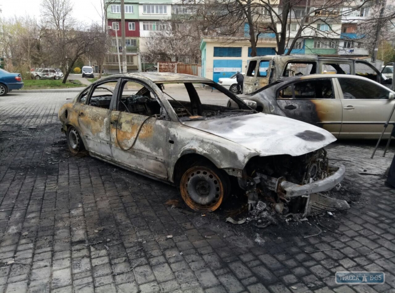 Пять автомобилей горели ночью в Черноморске (фото)