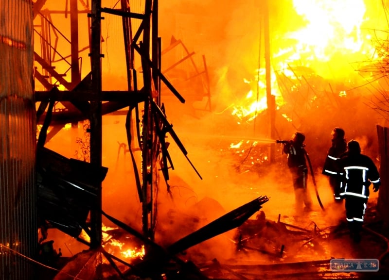 Масштабный пожар произошел на причале в Одессе: огонь уничтожил 15 домов (фото)