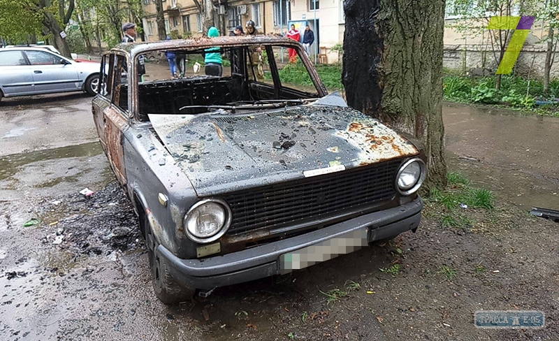 Во дворе на одесских Черемушках сгорел автомобиль (фото)