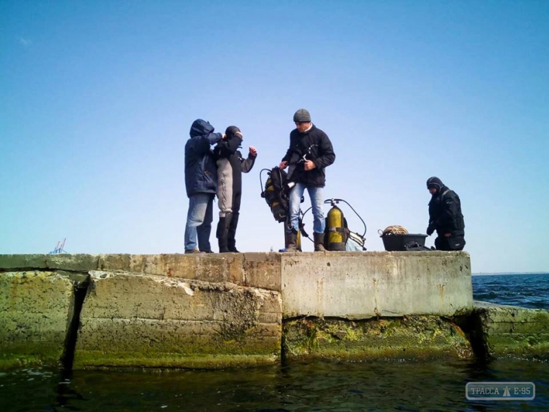 Одесские водолазы чистят морское дно перед курортным сезоном (фото)