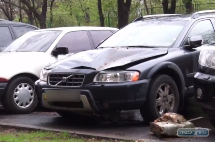 Огромный камень упал с фасада дома в центре Одессы и повредил авто (видео)