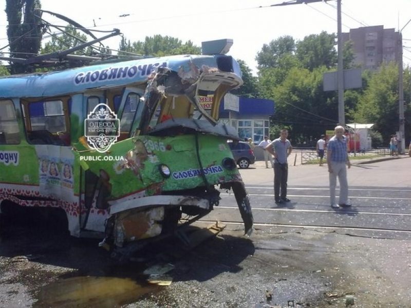Самосвал раздавил трамвай с пассажирами в Одессе  