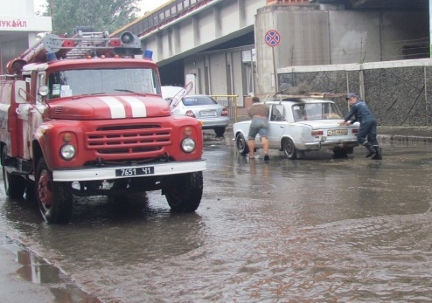 Одесские пожарные за выходные откачали около 350 кубометров воды с подвалов и дворов частных домов