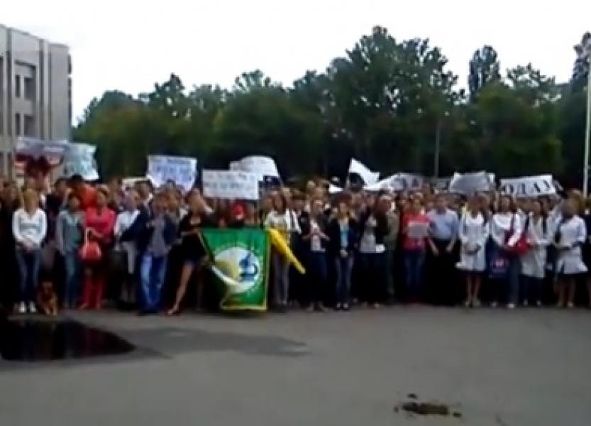 Сотни студентов вышли в знак протеста на митинг под стены Одесской облгосадминистрации (видео)