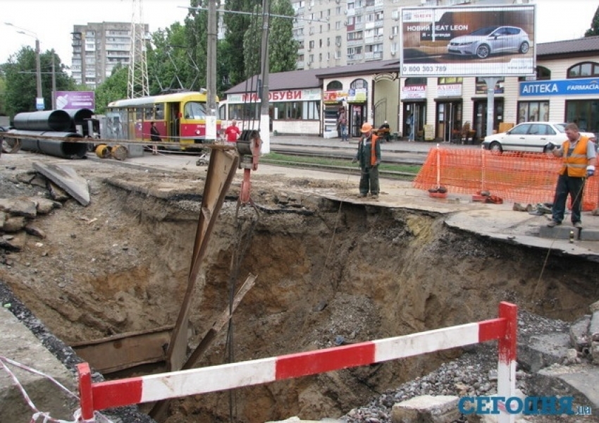 Провал на Люстдорфской дороге в Одессе растет из-за дождей, туда провалилась техника (фото)