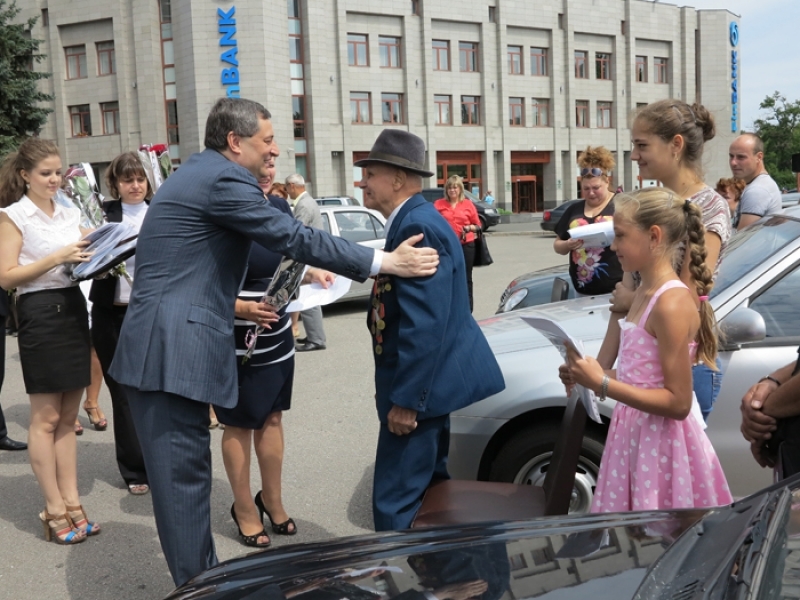 Глава Одесской области вручил автомобили инвалидам Великой Отечественной войны