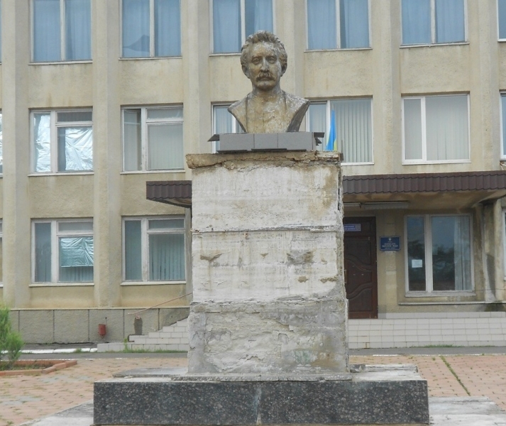 Коммунисты разобрали памятник Франко в Ивановке Одесской области, чтобы починить памятник Ленину
