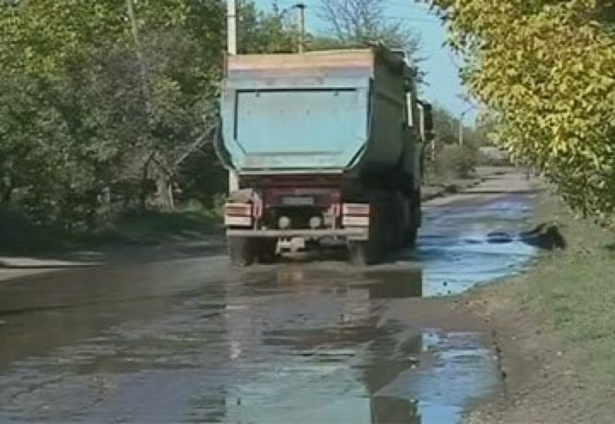 Местные власти запретят движение фур, разрушающих дороги, через райцентр Саврань  