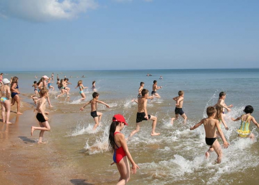 В лагере можно купаться. Детский лагерь морская волна Джубга. Детский лагерь купаться. Купание детей в лагере. Детский лагерь пляж.