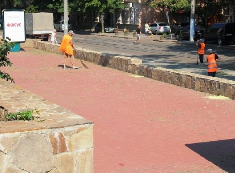 Одесские коммунальщики усиленно убирают территорию вокруг театра Музкомедии