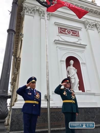 Возле Одесской мэрии торжественно подняли Знамя Победы (фото)