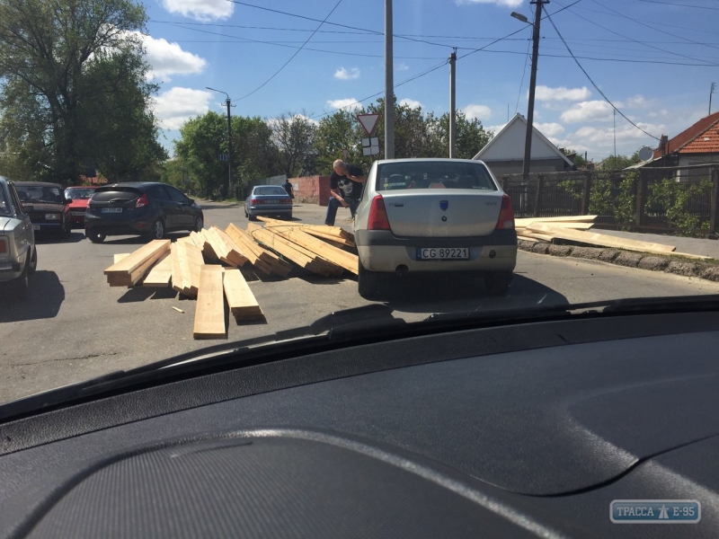 Водитель грузовика устроил «Пункт назначения» в Белгороде-Днестровском (фото)