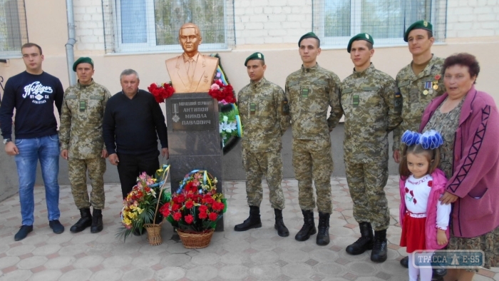 Подольский погранотряд отметил юбилей открытием памятника бойцу АТО 