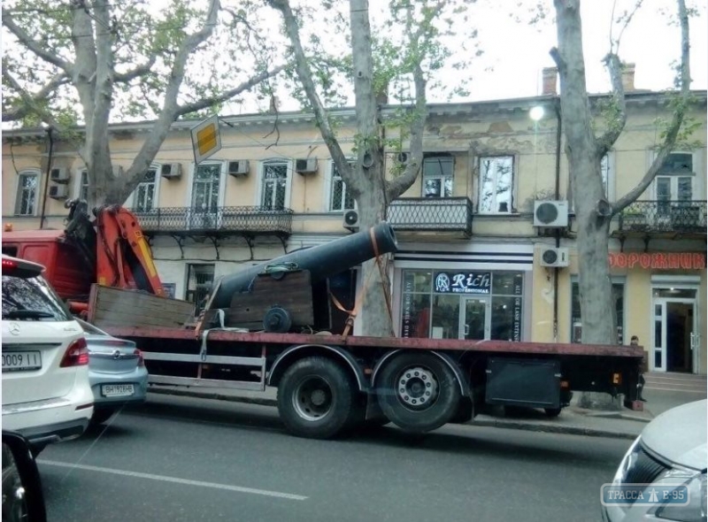 Знаменитую пушку с Думской площади в Одессе увезли на ремонт (фото)