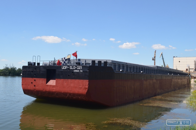 Килийский завод спустил на воду модернизированную баржу (фото)