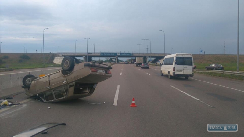 ВАЗ столкнулся с грузовиком и перевернулся на крышу под Одессой (фото)