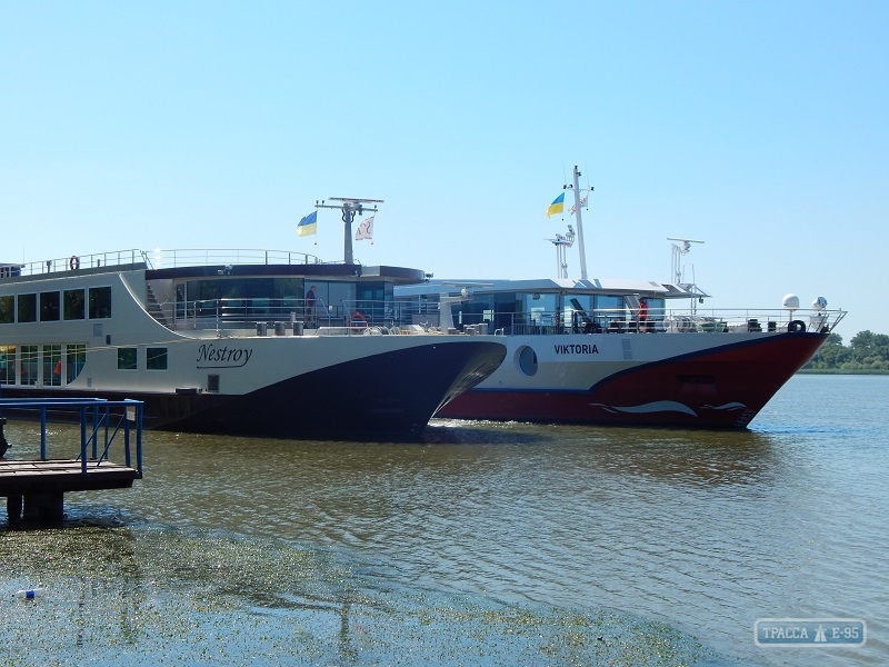 Сразу два круизных судна зашли в порт на юге Одесской области (фото)