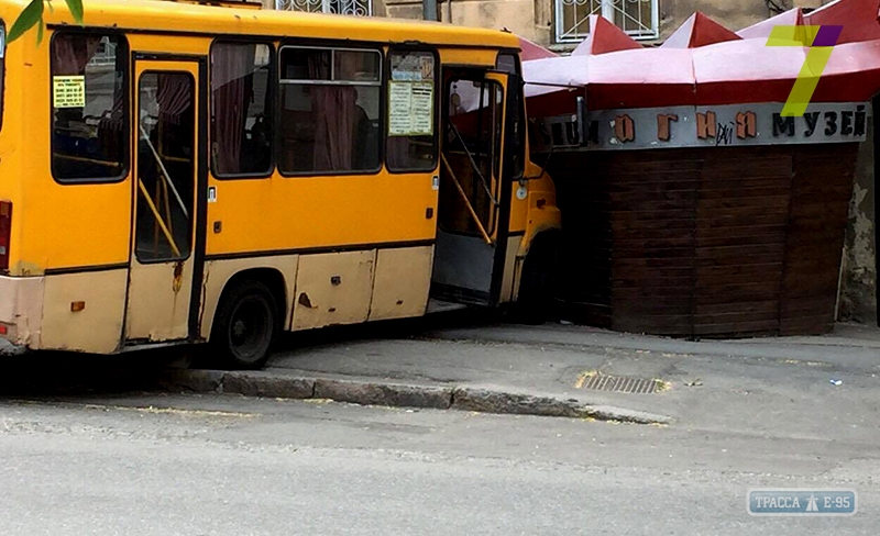 Маршрутка, заполненная пассажирами, потеряла управление и врезалась в музей в Одессе (фото)