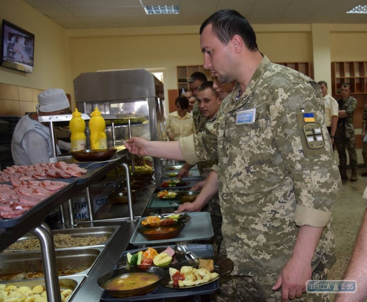 Военные моряки в Одессе перешли на питание по системе шведского стола