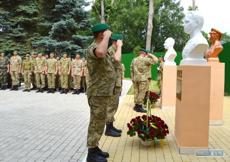 В воинской части на Таирова установили памятники погибшим Героям Украины