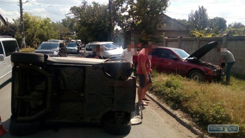 Три автомобиля столкнулись в Одессе, один из них перевернулся (фото)