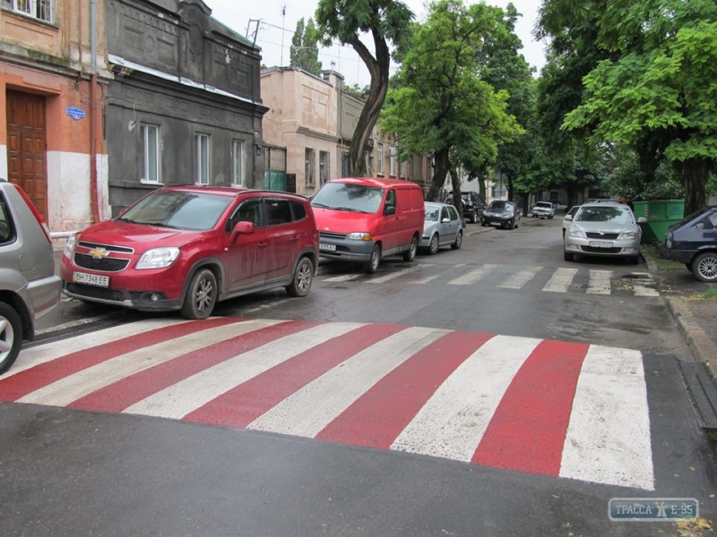 Приподнятые пешеходные переходы появились возле семи школ в Одессе (фото)