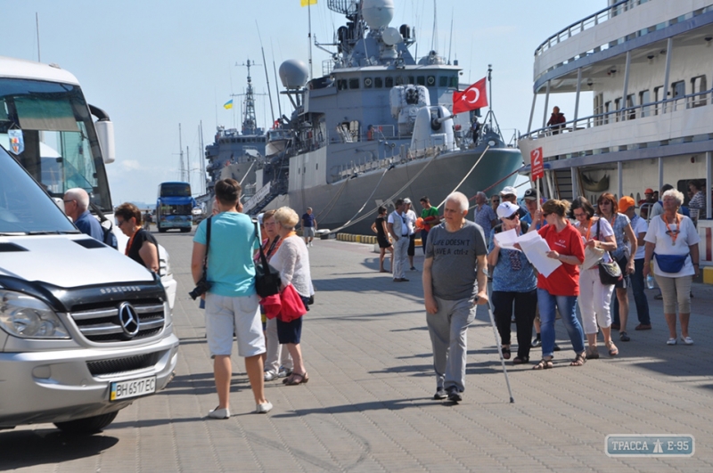 Круизный лайнер пришвартовался в Одесском порту на одном причале с кораблями ВМС Турции