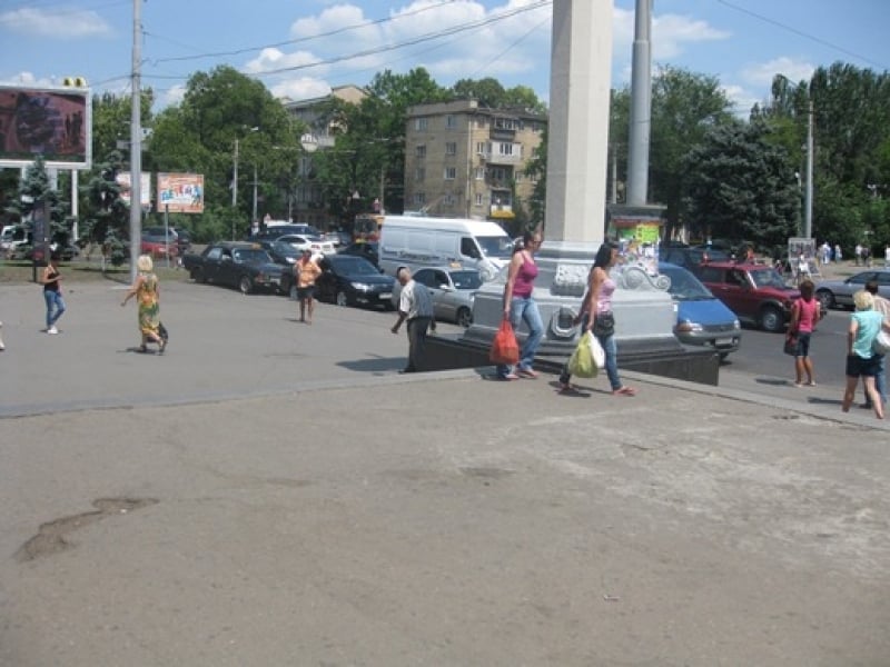 Чиновники демонтировали у ж/д вокзала в Одессе лотки по продаже кваса, мохито, лимонада и очков