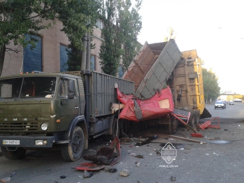 Два грузовика столкнулись на Заставе в Одессе, один из водителей в больнице (фото)