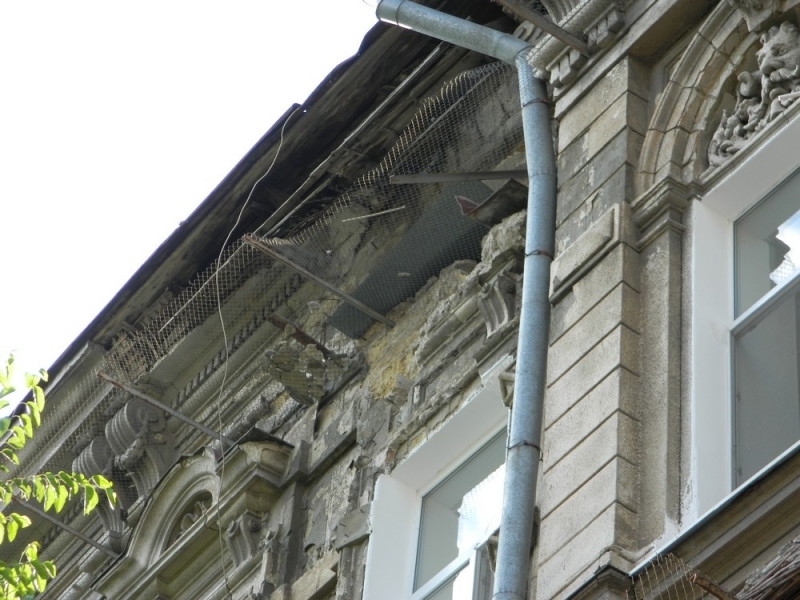 Атака с фасада: одесситы ежедневно рискуют жизнью и здоровьем из-за стремительно разрушающихся домов