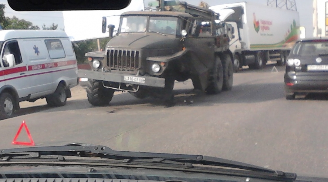 Отлетевшее колесо грузовика побило два автомобиля на Объездной дороге в Одессе (фото)