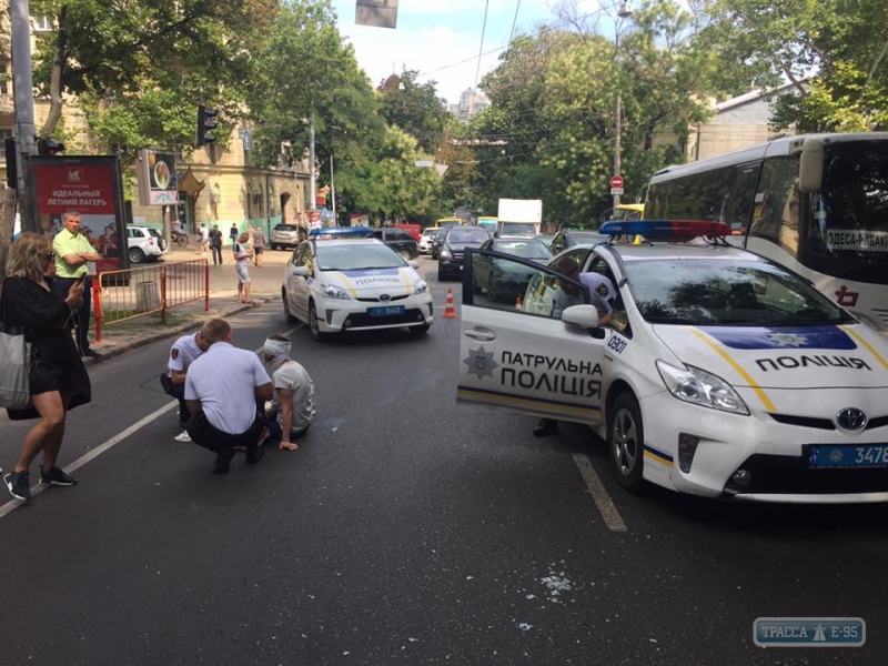 Автомобиль полиции сбил женщину в центре Одессы: образовалась пробка (фото)